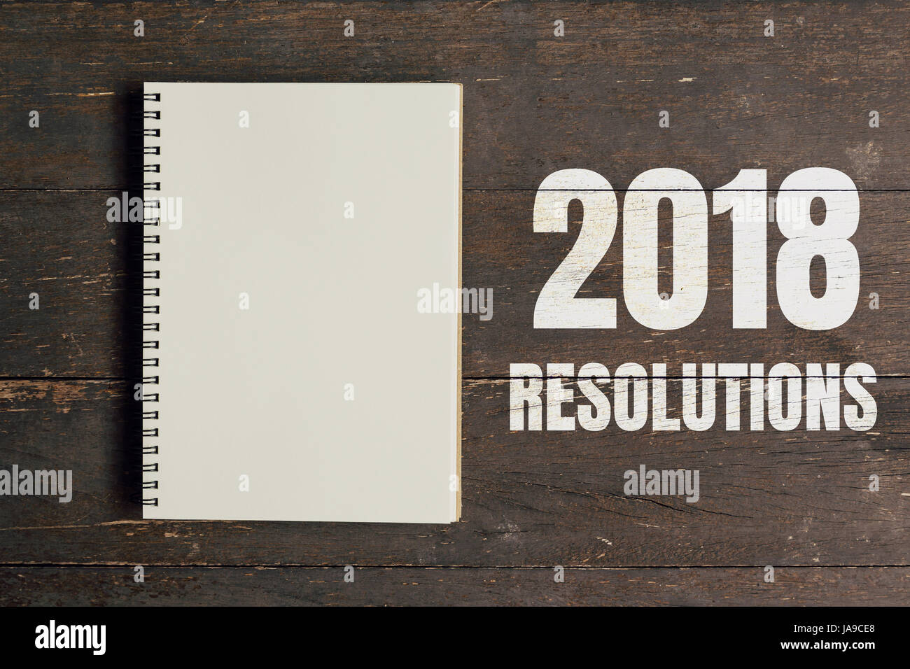 2018 Resolutionen und braun Hinweis buchen auf Holztisch Hintergrund mit Raum geöffnet. Stockfoto