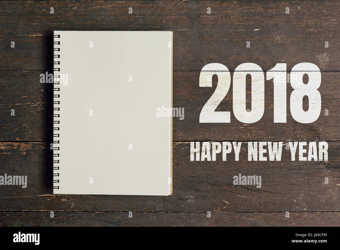 Happy New Year 2018 und braune Notizbuch öffnen auf Holztisch Hintergrund mit Raum. Stockfoto