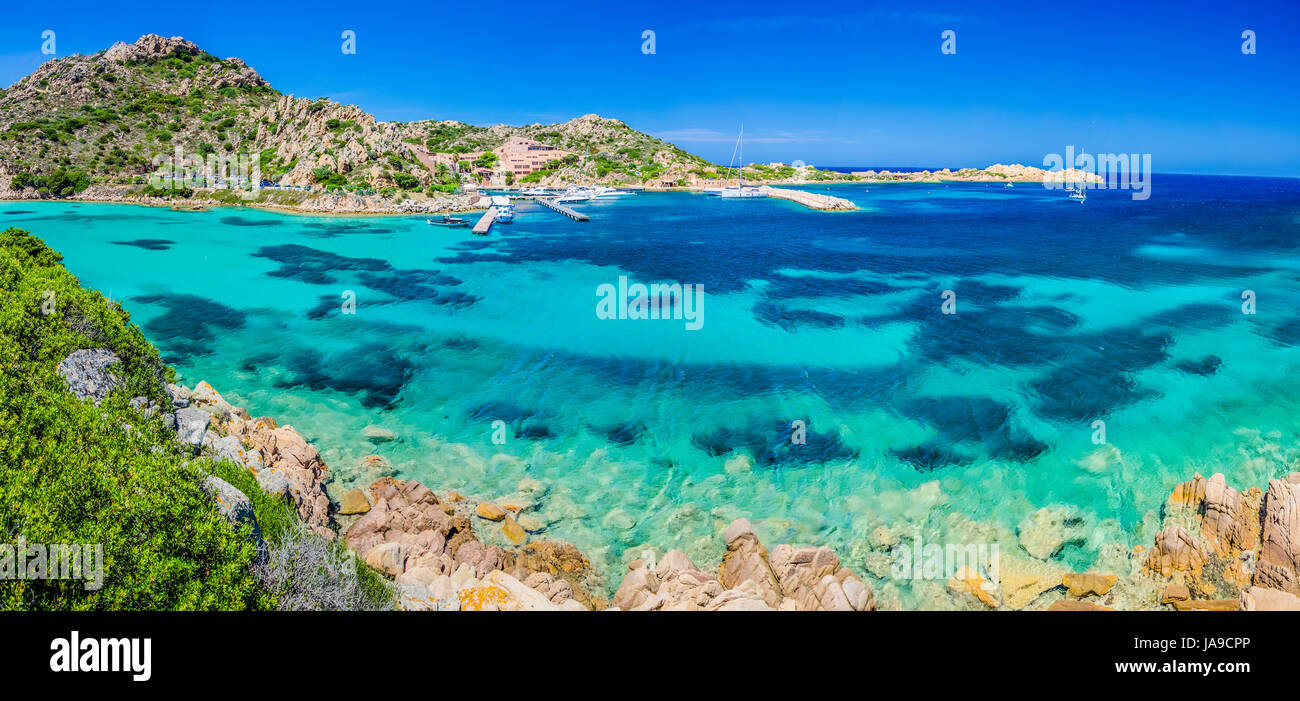 Smaragdgrünes Meerwasser und Felsen auf der Insel Küste von La Maddalena, Sardinien, Italien Stockfoto