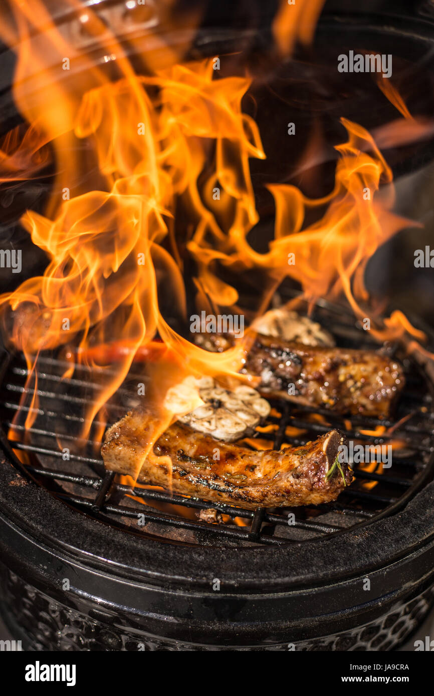 Lecker würzig mariniert spare-Ribs auf heißen flaming Grill. Grill. Restaurant Stockfoto