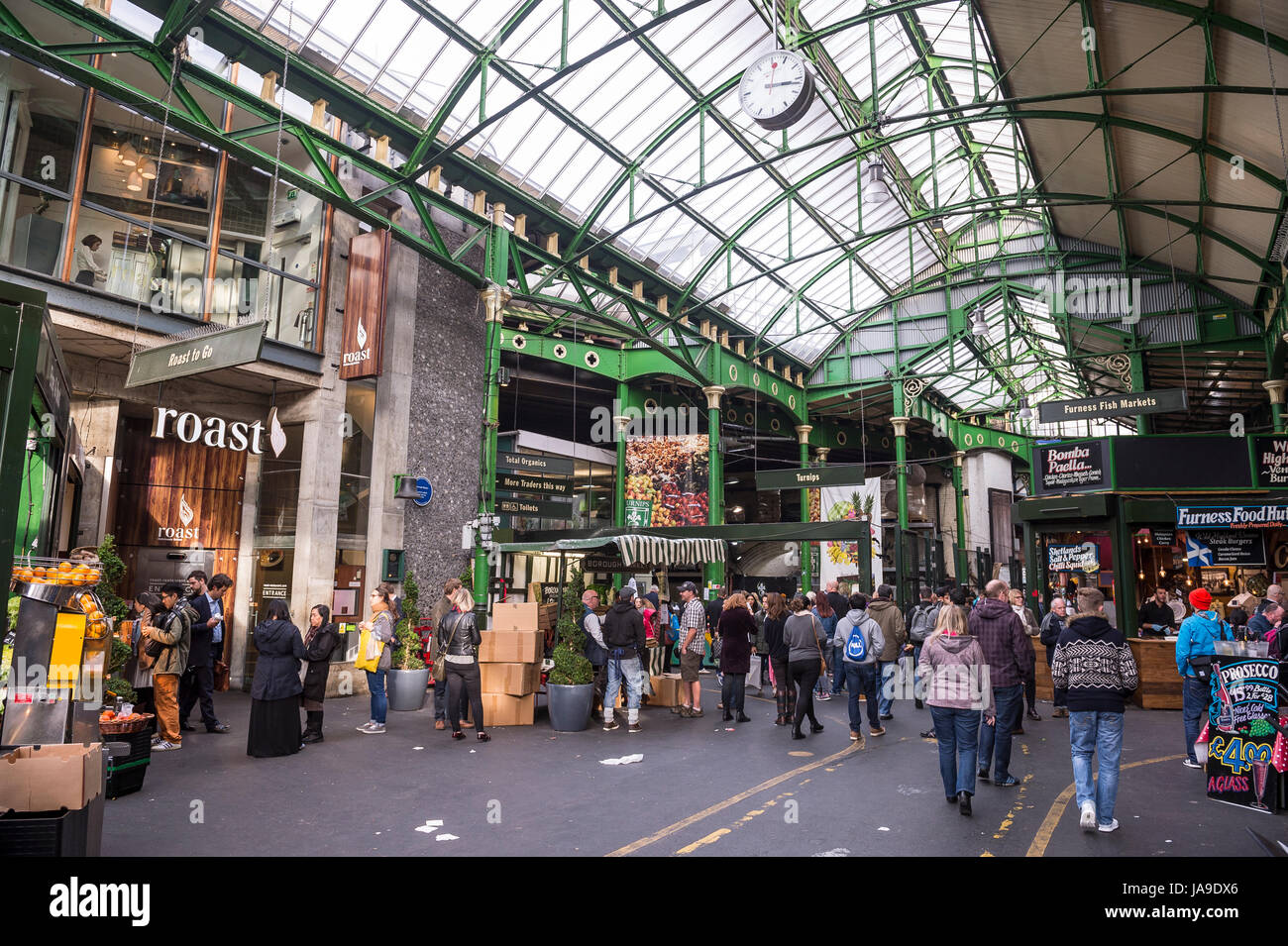 LONDON - 31. Oktober 2016: Besucher durchsuchen die Stände im Borough Market, Heimat einer der größten und ältesten Märkte in der Stadt, Stockfoto