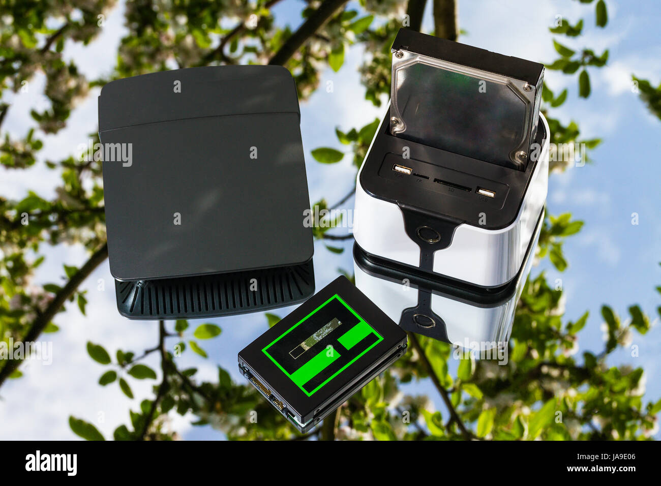 schwarzen wireless Router, Docking-Station mit Festplatte und solid-State-Laufwerk auf Spiegel-Hintergrund Stockfoto