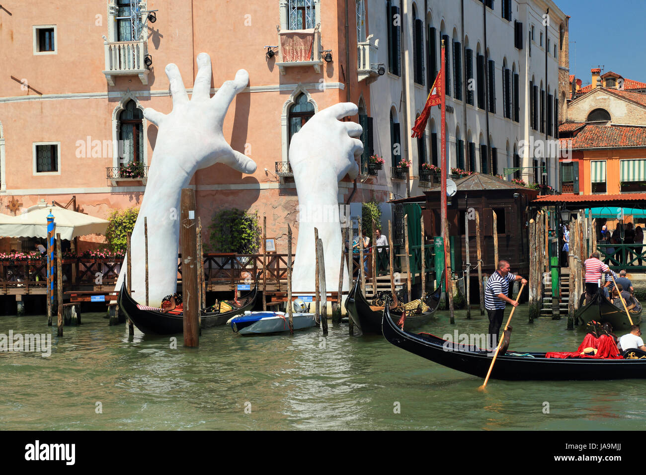Riesige Hände Skulptur in Venedig von Lorenzo Quinn Stockfoto