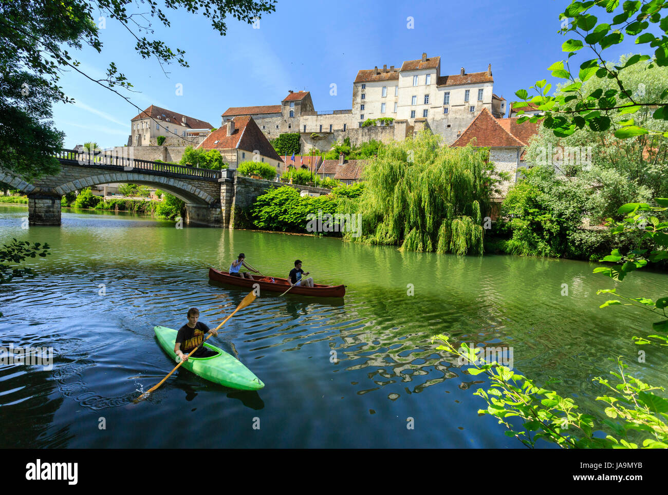 Frankreich, Haute Saône, Pesmes, beschriftet Les Plus beaux villages de France (Schönste Dörfer Frankreichs) und der Ognon Fluss Stockfoto