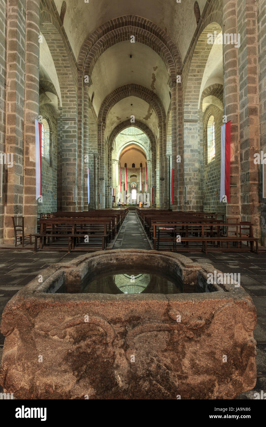 Frankreich, Haute Vienne, Le Dorat, Saint Pierre du Dorat Kirche, das Kirchenschiff und der karolingischen Taufbecken Stockfoto