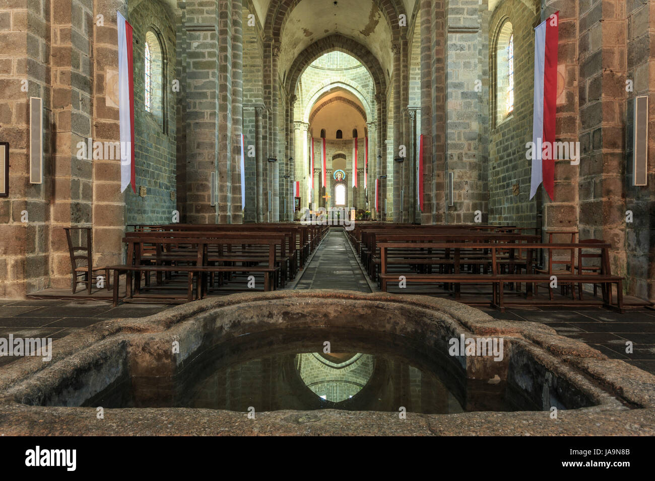 Frankreich, Haute Vienne, Le Dorat, Saint Pierre du Dorat Kirche, das Kirchenschiff und der karolingischen Taufbecken Stockfoto