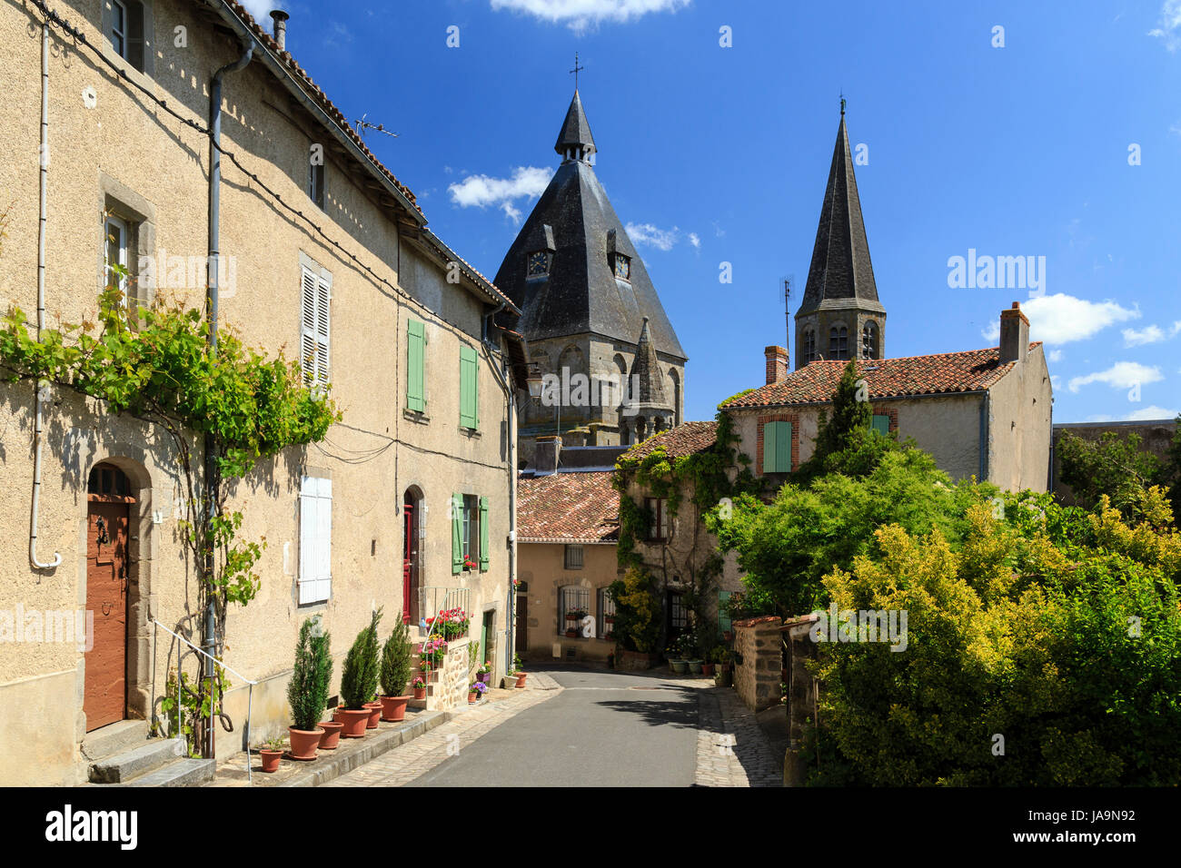 Frankreich, Haute Vienne, Le Dorat, Straße in der Nähe von Saint Pierre du Dorat Kirche Stockfoto