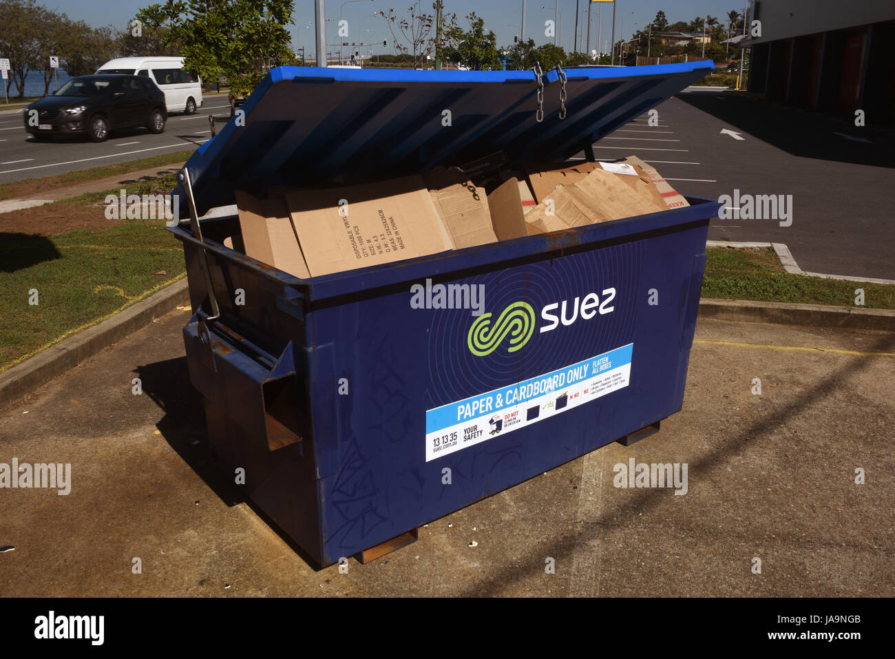 Redcliffe, Australien: Müllcontainer für Wertstoffe in Clontarf, geliefert von Suez Australien Stockfoto