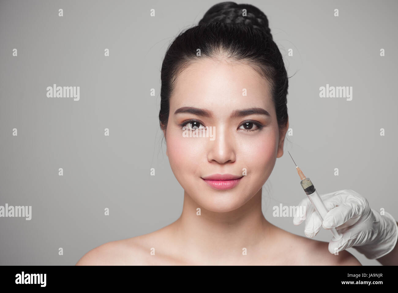 Schöne asiatische Frau bekommt Schönheit Gesicht spritzen. Gesicht Altern Injektion. Stockfoto