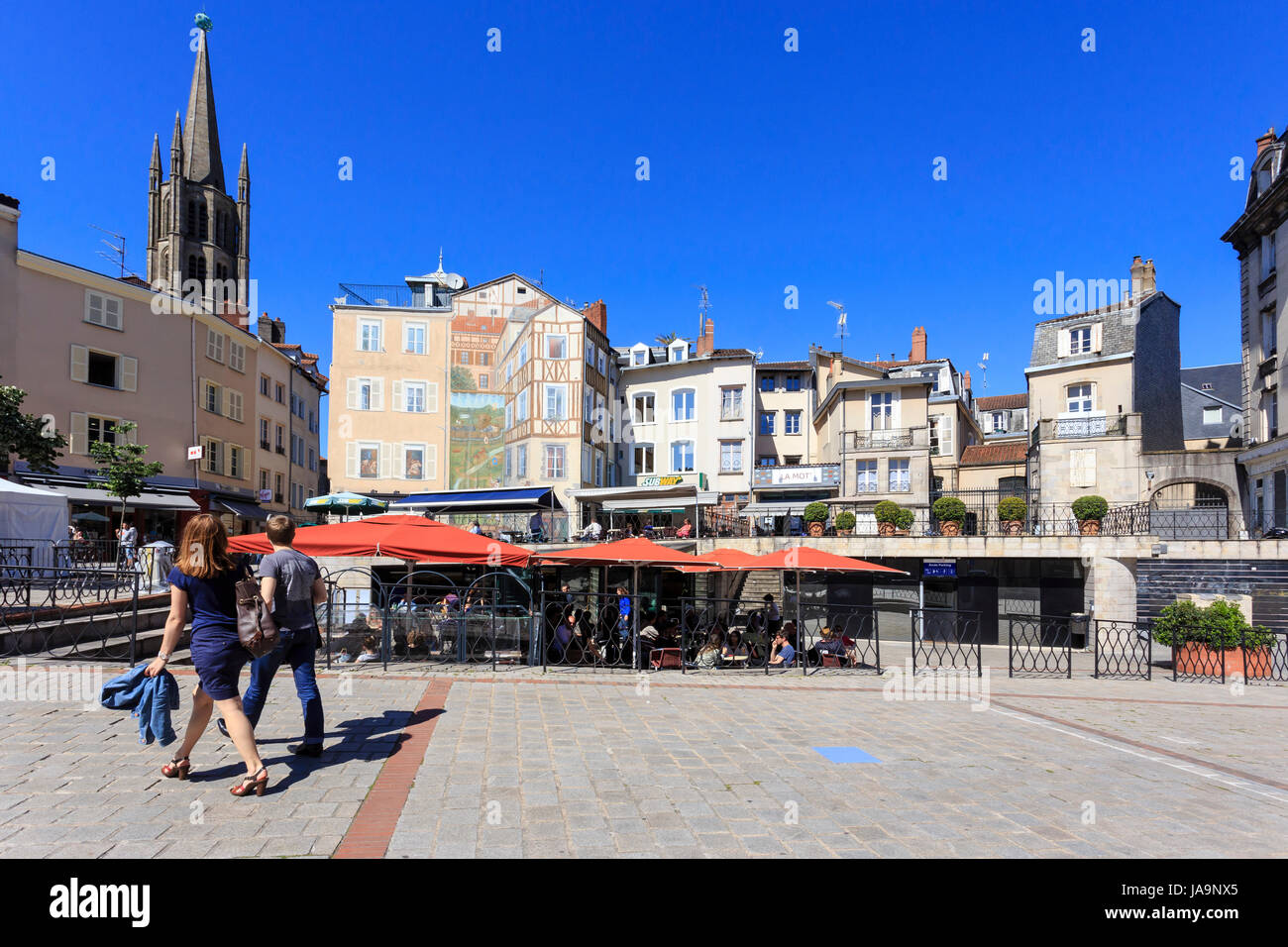 Frankreich, Haute Vienne, Limoges, Platz Motte, Cobaty Fresko und Glockenturm der Kirche Saint Michel Stockfoto