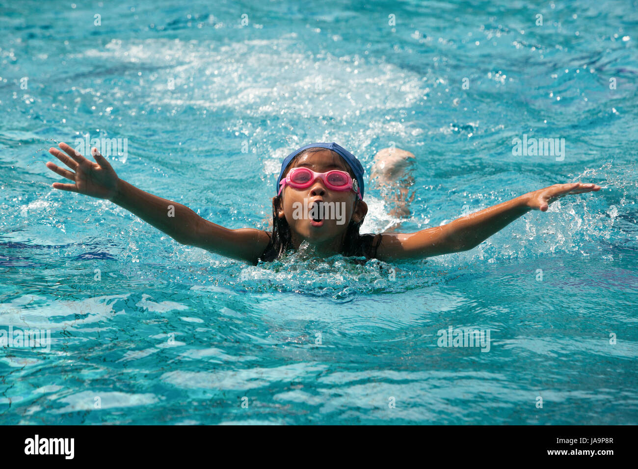 Bangkok, Thailand – 22. November 2012: In einer Schule in Bangkok haben Schülerinnen und Schüler Spaß in einem Schwimmbad während einer Schwimmunterricht. Stockfoto