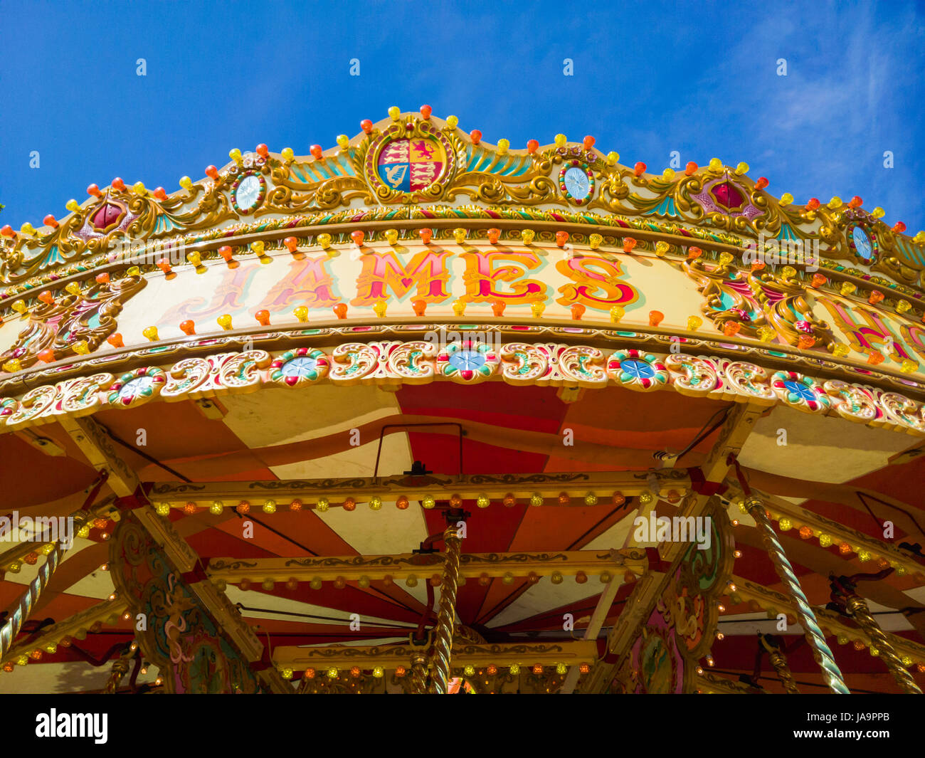Bunte frohe gehen auf eine Kirmes-Runde. Stockfoto