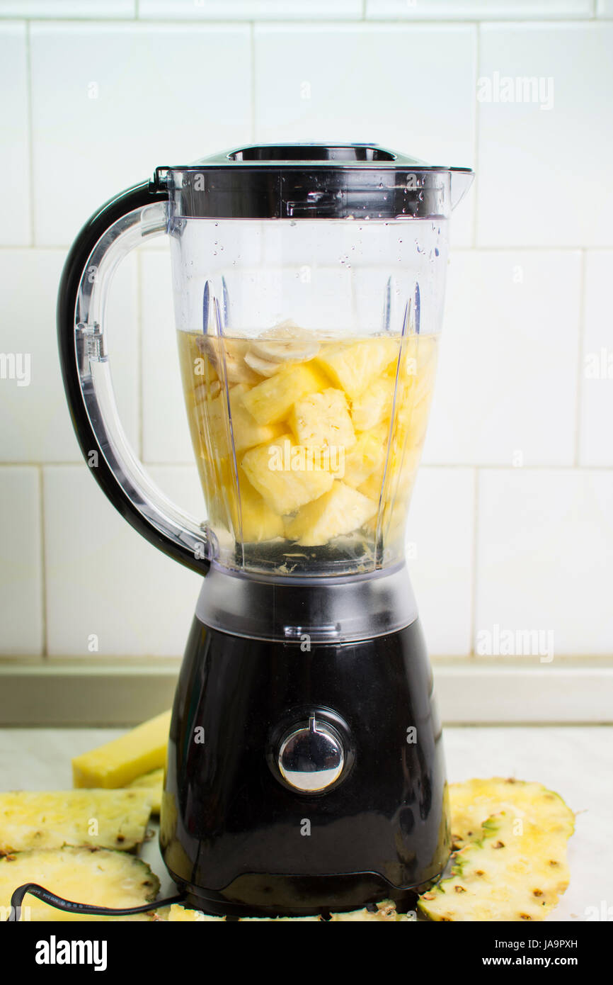 Geschlossenen Mixer bereit für die Herstellung von Ananas-Bananen-smoothie Stockfoto