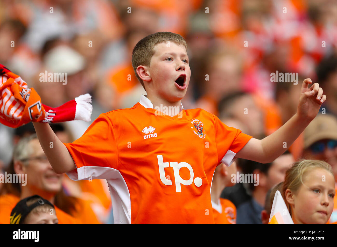 Ein junger Fan Blackpool feiert auf der Tribüne Stockfoto