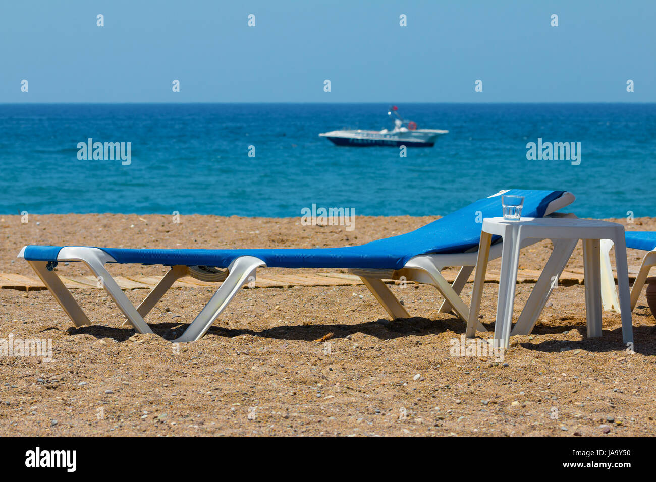 Liege am felsigen Strand, am Meer. Stockfoto