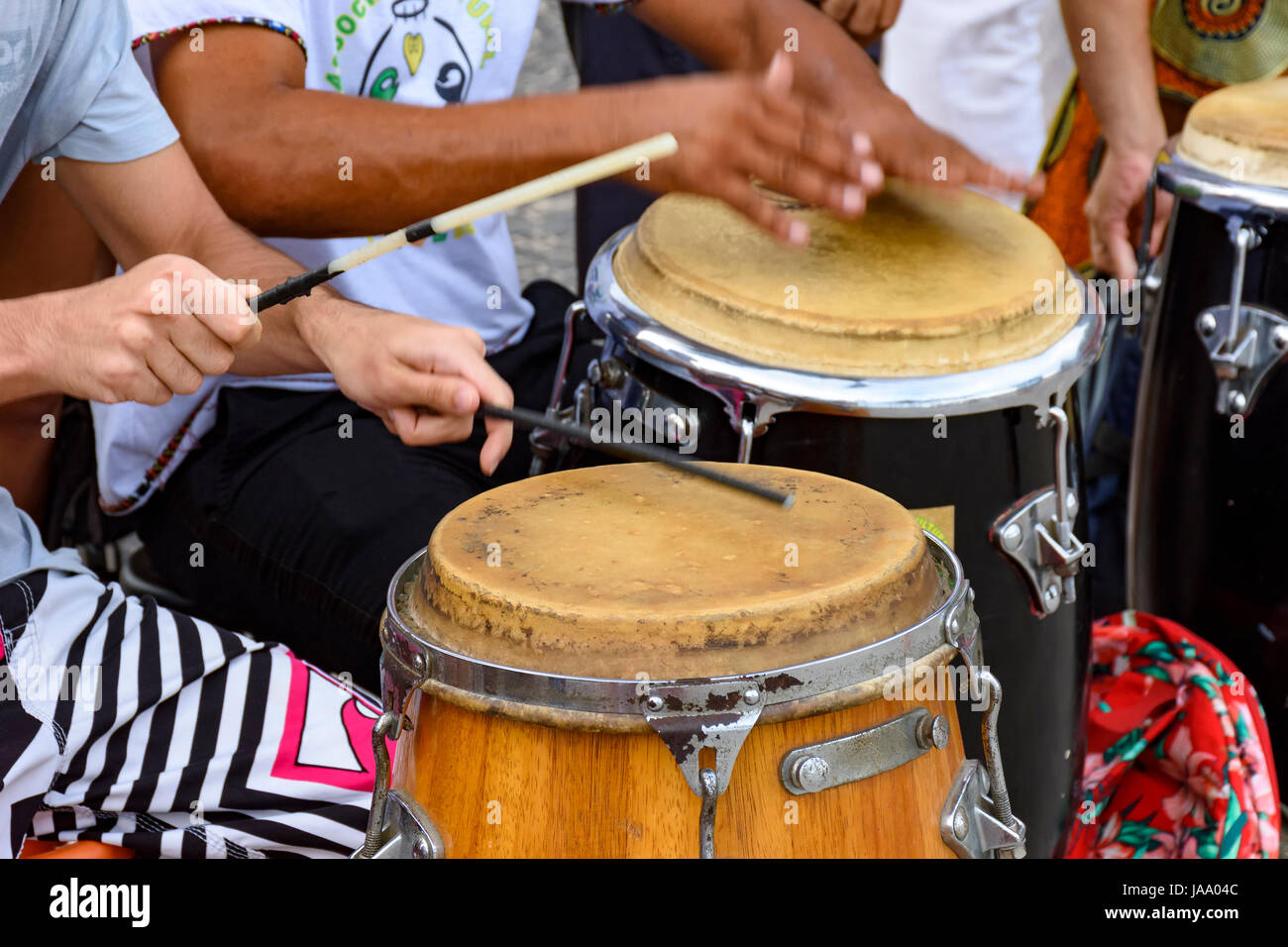 Percussion-Instrument namens Atabaque in traditionelle brasilianische Party gespielt wird Stockfoto