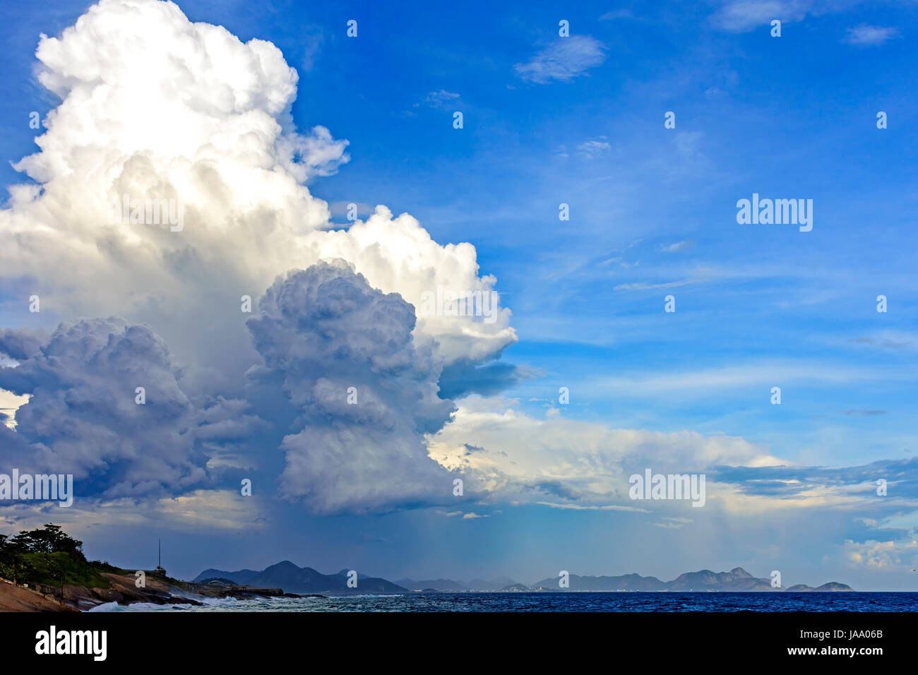 Starke und dunkle Wolke über das Rio De Janeiro Meer aus der Arpoador Stein in Ipanema Stockfoto