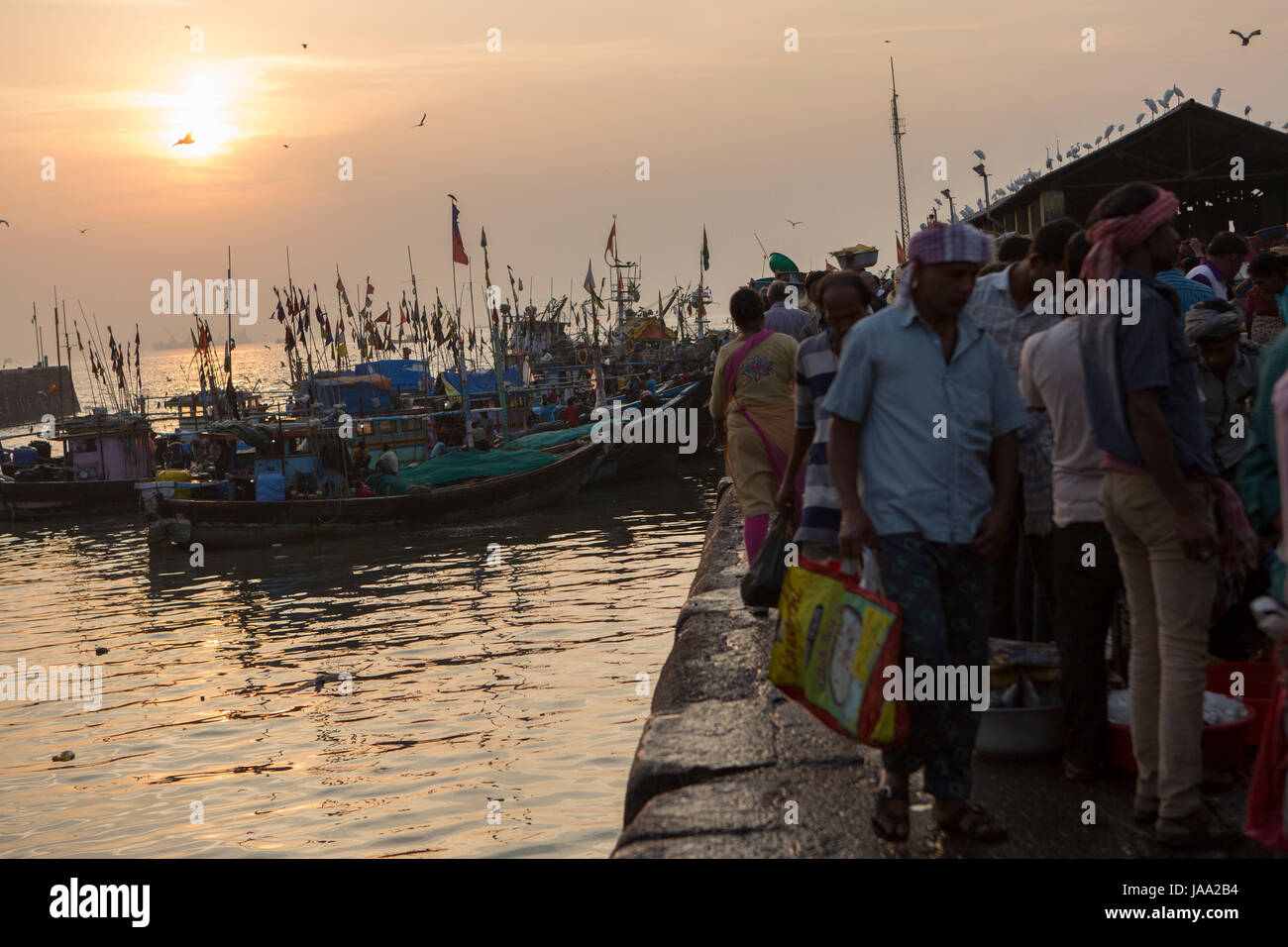 Die Sonnenaufgänge über Sassoon Docks wie die Fischerboote mit nachts ankommen zu fangen. Stockfoto