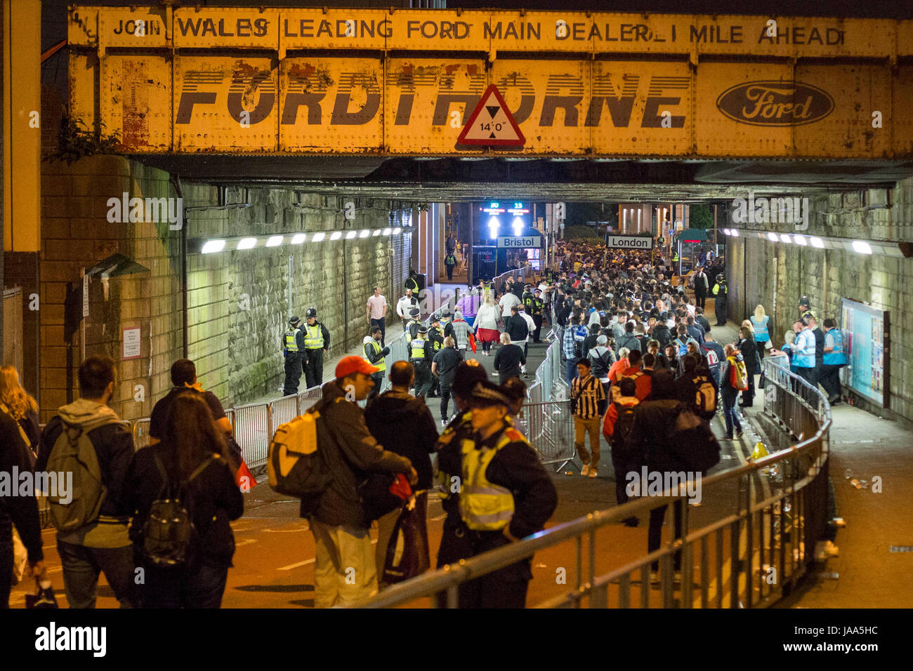 Fußball-Fans unterqueren eine Eisenbahnbrücke in Richtung London Zug Schildern Destination an der Cardiff Central Station nach dem Champions-League-Finale. Stockfoto