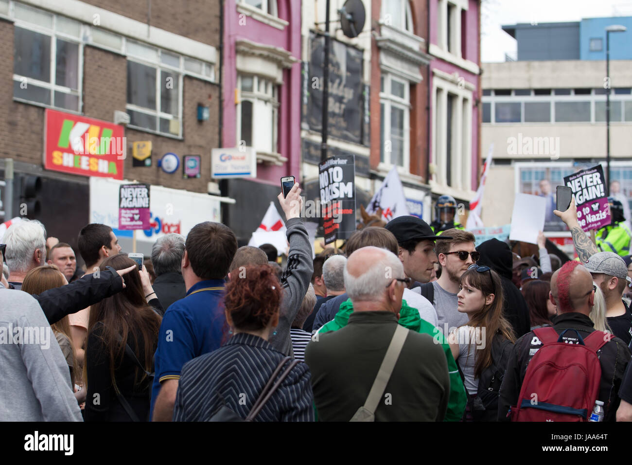 Antifaschistische Demonstranten protestieren gegen eine Kundgebung der rechtsextremen Gruppe English Defence League (EDL) in Liverpool UK Stockfoto