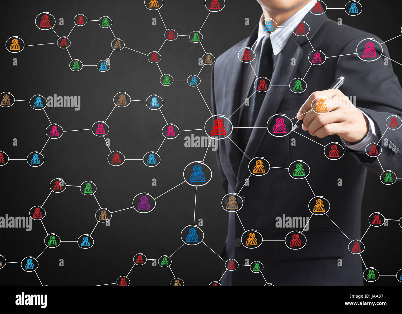 Geschäftsmann, die Struktur des sozialen Netzwerks auf einem Whiteboard zeichnen Stockfoto