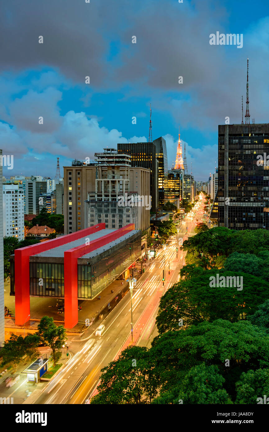 Nachtansicht von der berühmten Avenida Paulista, Finanzzentrum der Stadt und einer der wichtigsten Orte von São Paulo, Brasilien Stockfoto