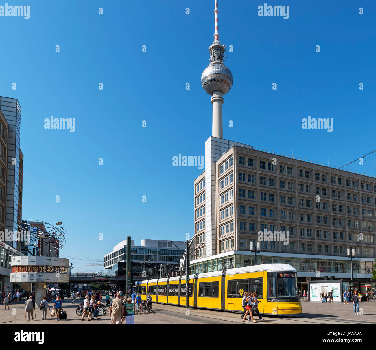 Alexanderplatz, Berlin. Der Fernsehturm (Fernsehturm) vom Alexanderplatz, Berlin, Deutschland Stockfoto