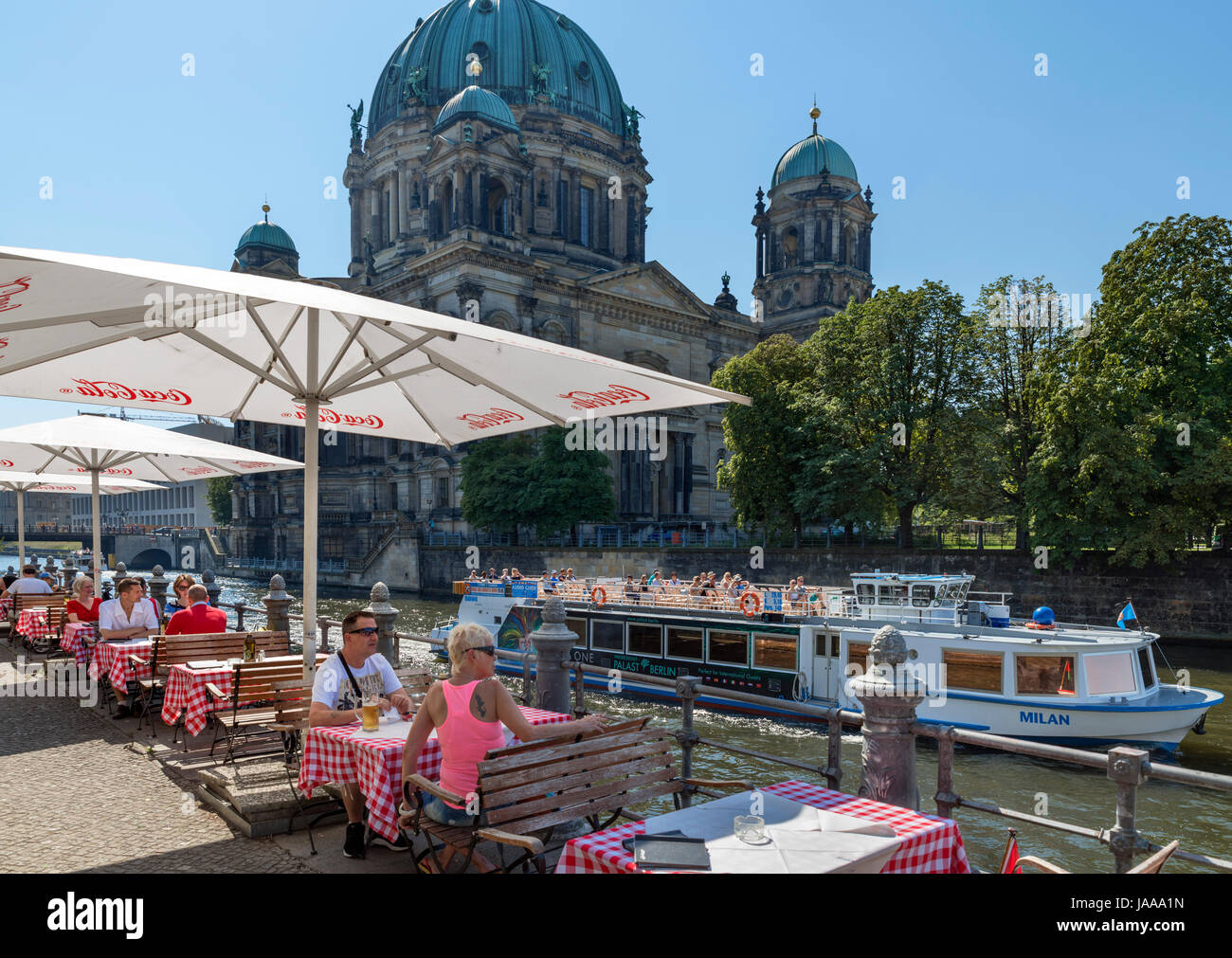 Cafe am Ufer der Spree mit dem Berliner Dom (Berliner Dom) hinter Spreeufer, Nikolaiviertel, Berlin, Deutschland Stockfoto