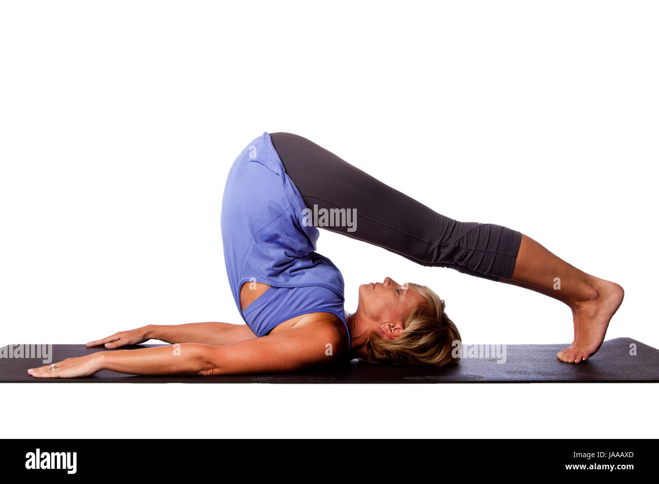 Zurück Strecken Sie Pflug Halasana Yoga-Pose von schönen gesunden Frau mit Beine über den Kopf, auf weiß. Stockfoto