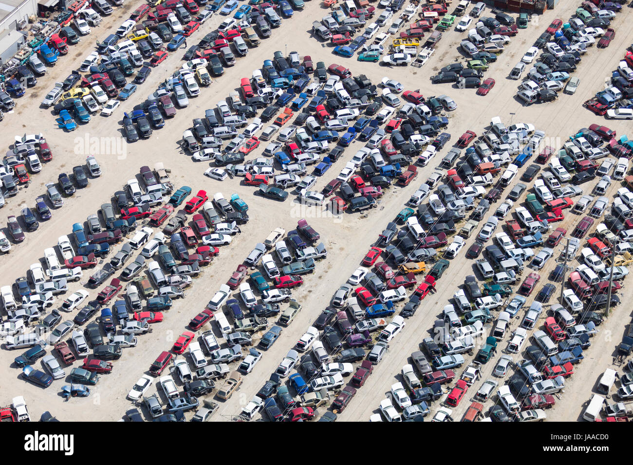 Großer Parkplatz mit einer großen Anzahl von Autos. Stockfoto