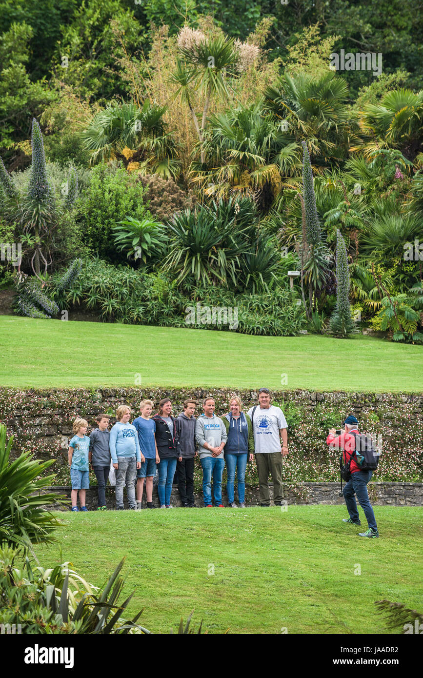 Eine Familie und Freunde mit ihrem Foto im Trebah Garden in Cornwall. Stockfoto