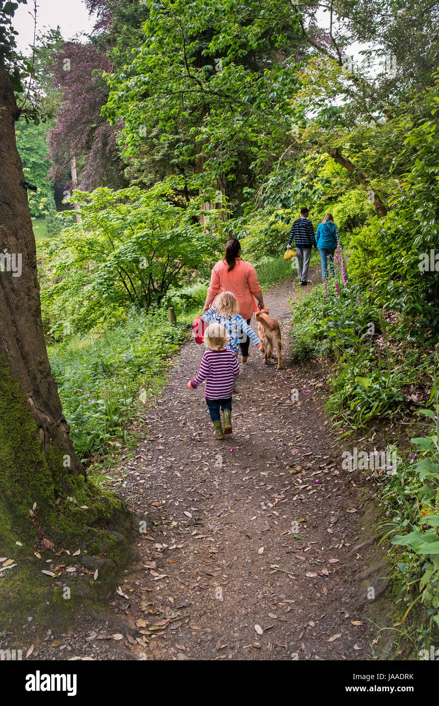 Eine Mutter und ihre Kinder genießen einen Besuch in Trebah Garden. Stockfoto