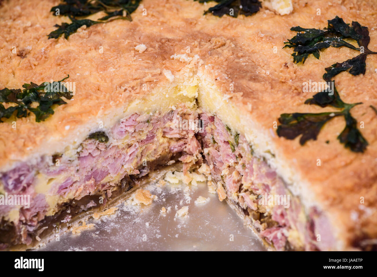 Frisch gebackene Schinken und Käse Kuchen geschnitten offen. Stockfoto