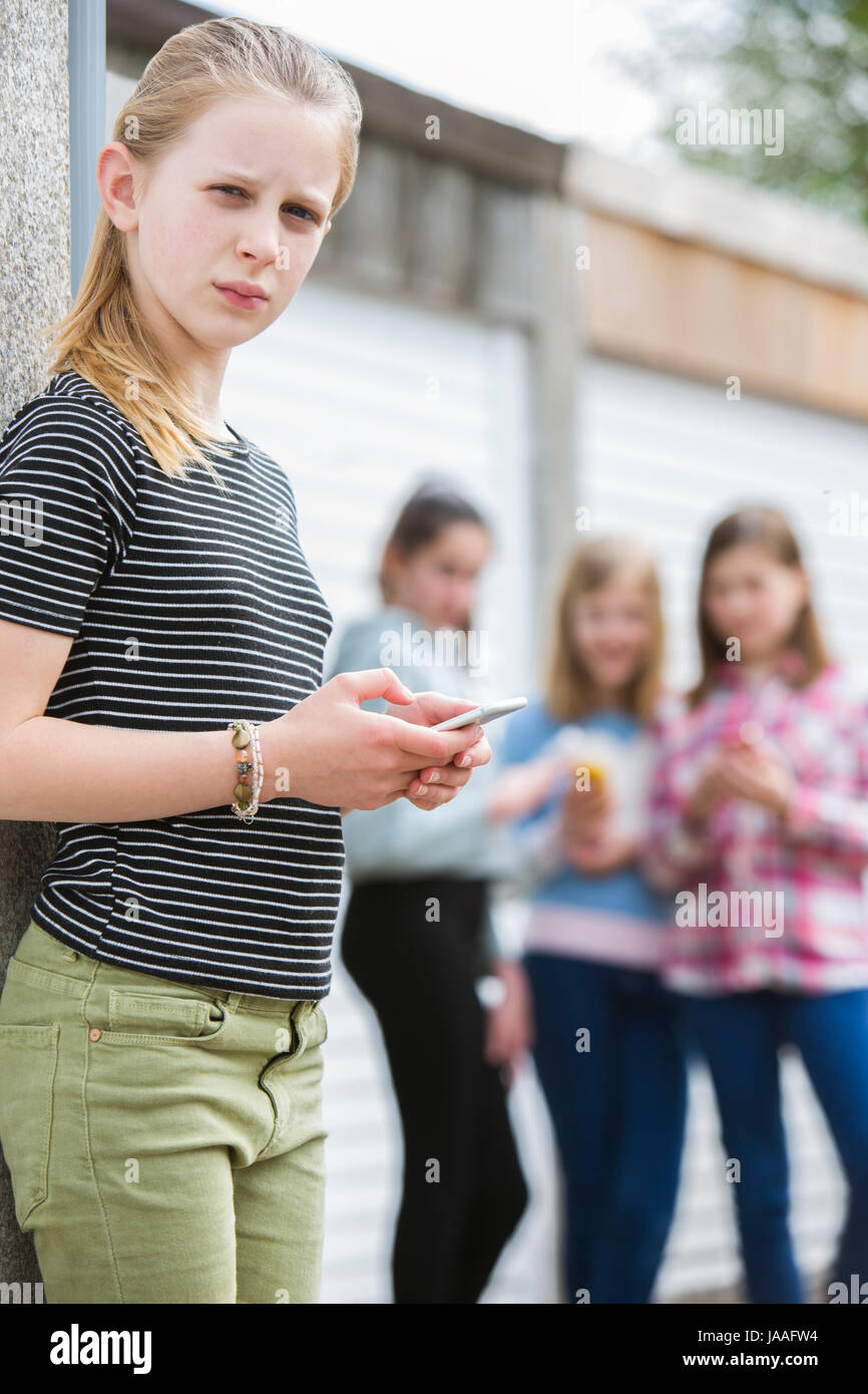 Pre Teen Mädchen gemobbt per SMS Stockfoto