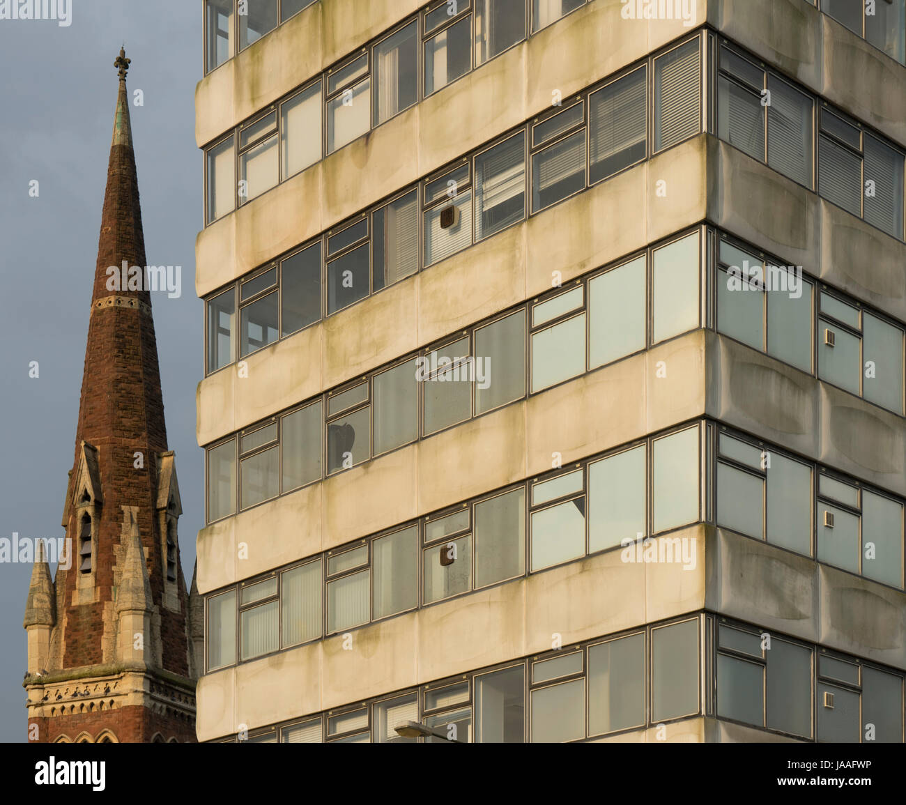 Baxter Kirche Spire und Crown House Office Block, jetzt stillgelegt und wartet auf Abbruch, Kidderminster, Worcestershire, England, Europa Stockfoto