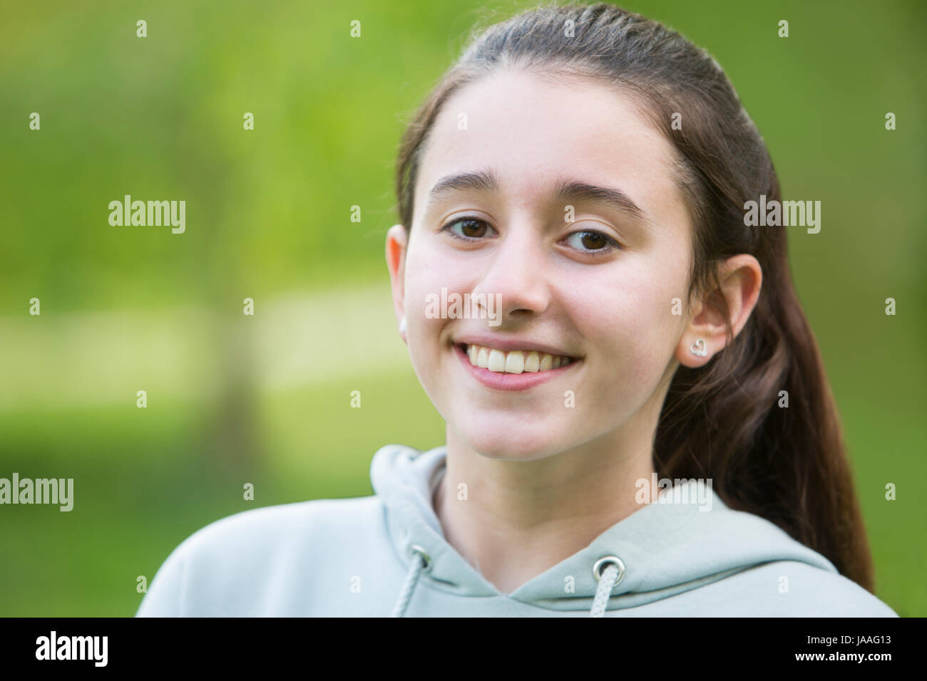 Portrait Of Smiling Pre Teen Girl im freien Stockfoto