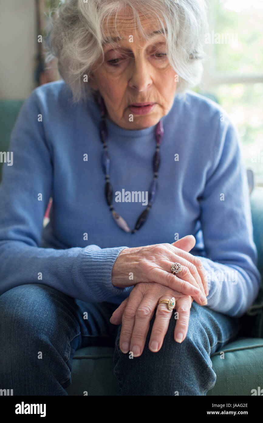 Ältere Frau leiden mit Parkinson Diesease Stockfoto