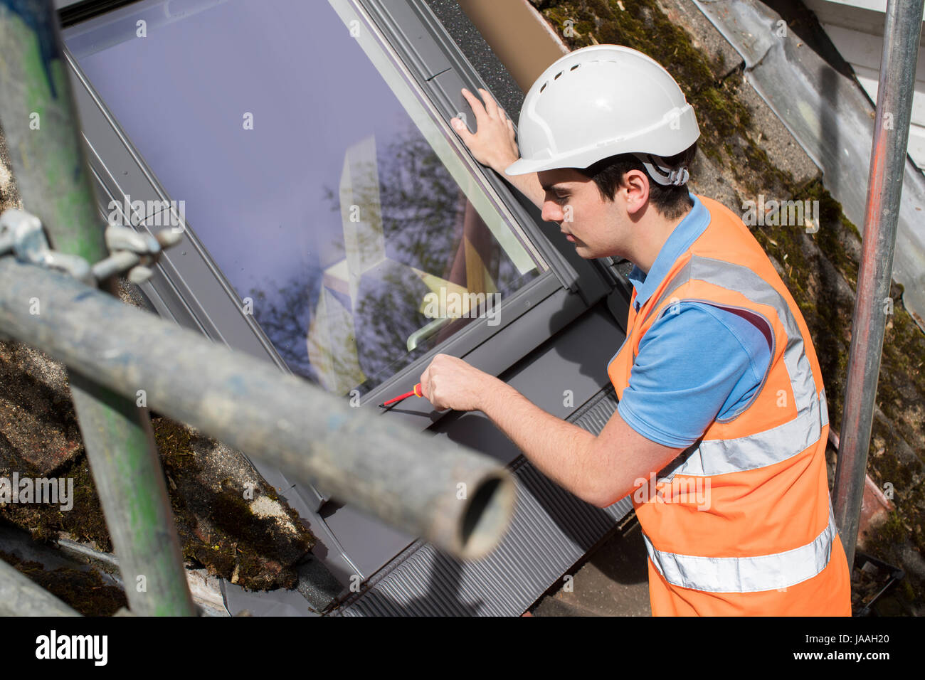 Construction Worker Installation Wiedereinbaufenster Stockfoto