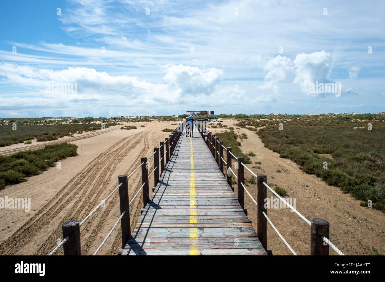 paar zu Fuß entlang der hölzernen Boarwalk auf Praia de Cabanas, Portugal Stockfoto