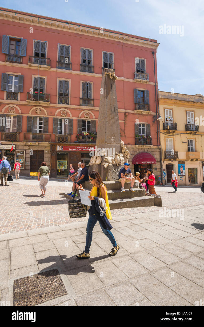 Cagliari-Sardinien-Zentrum, Obelisk in der Mitte der Piazza Martiri d ' Italia in Cagliari Sarden verstorbenen für die Einheit Italiens zu Ehren. Stockfoto