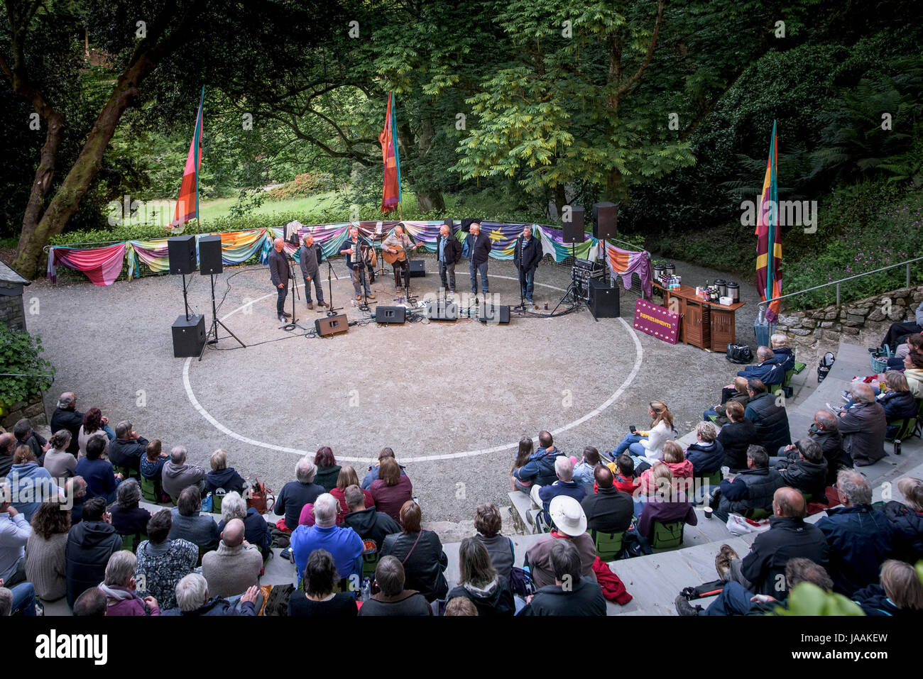 Fischer Freunde Gesang Trebah Garden Amphitheater in Cornwall. Stockfoto