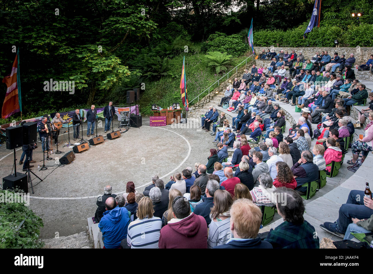 Fischer Freunde Gesang Trebah Garden Amphitheater in Cornwall. Stockfoto