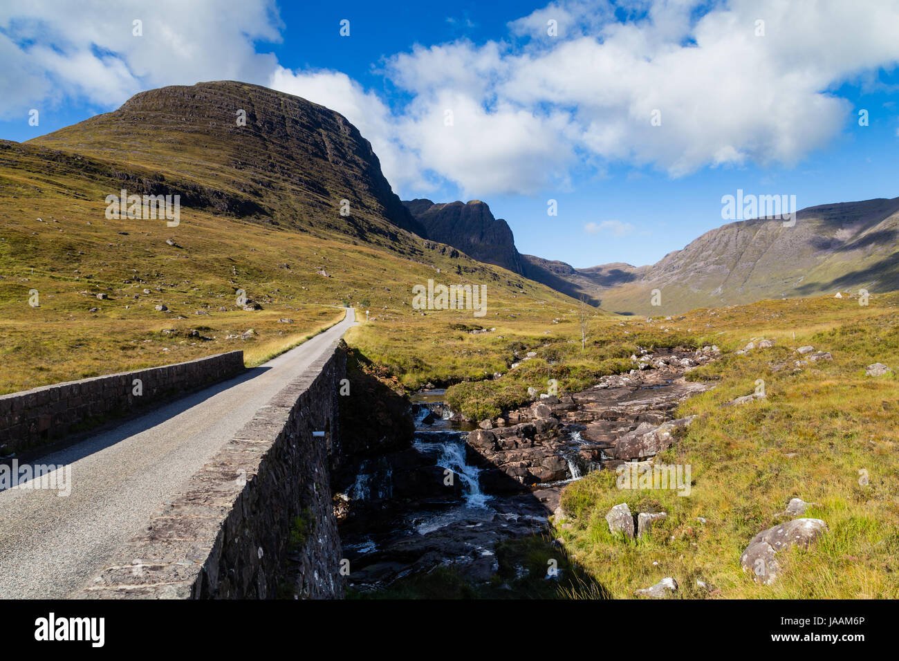 Die Straße führt in Richtung der Bealach Na Ba Stockfoto