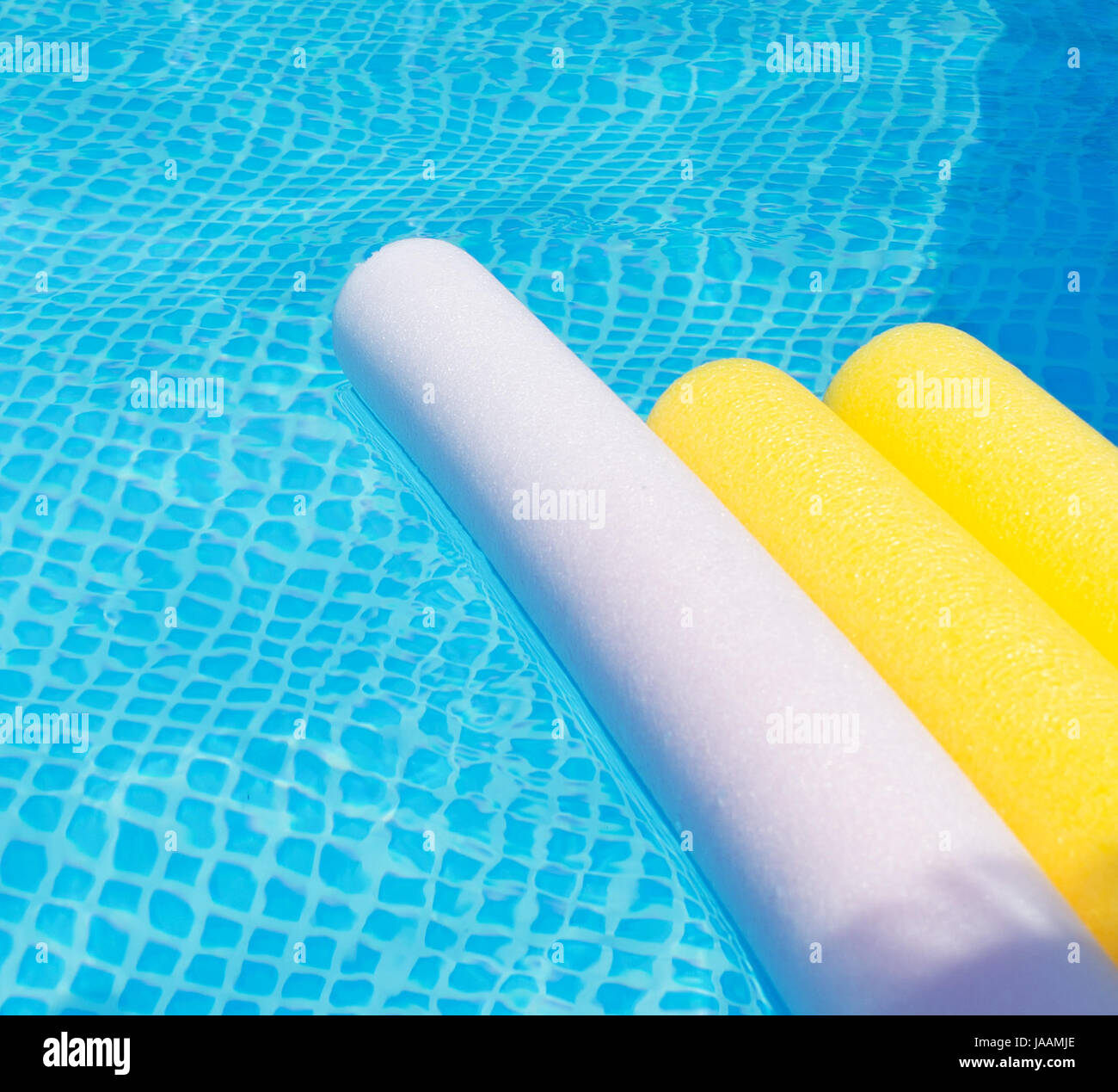 Poolnudeln schwimmt auf dem Wasser Stockfoto