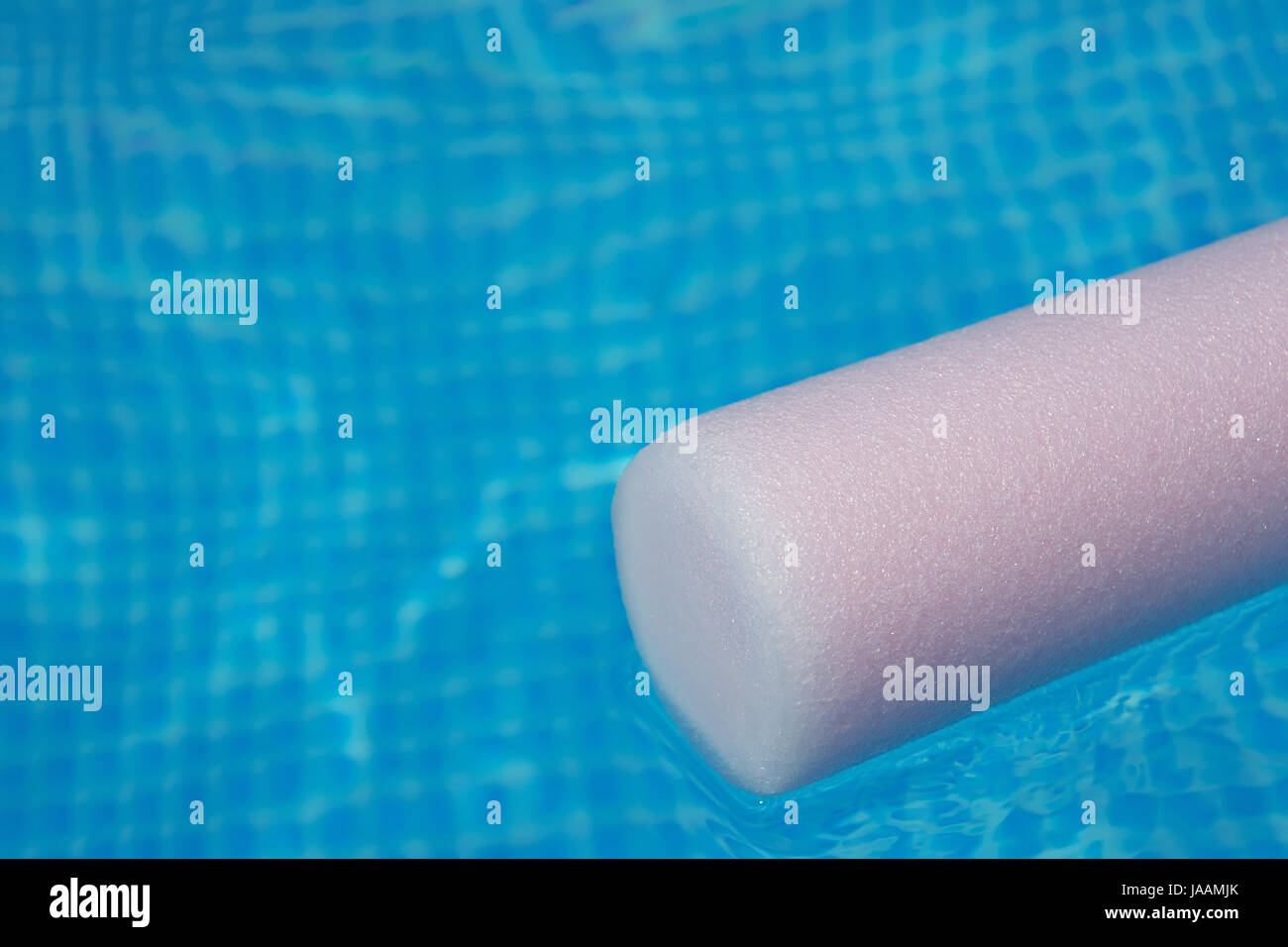 Rosa Pool Nudel und Blauwasser Stockfoto