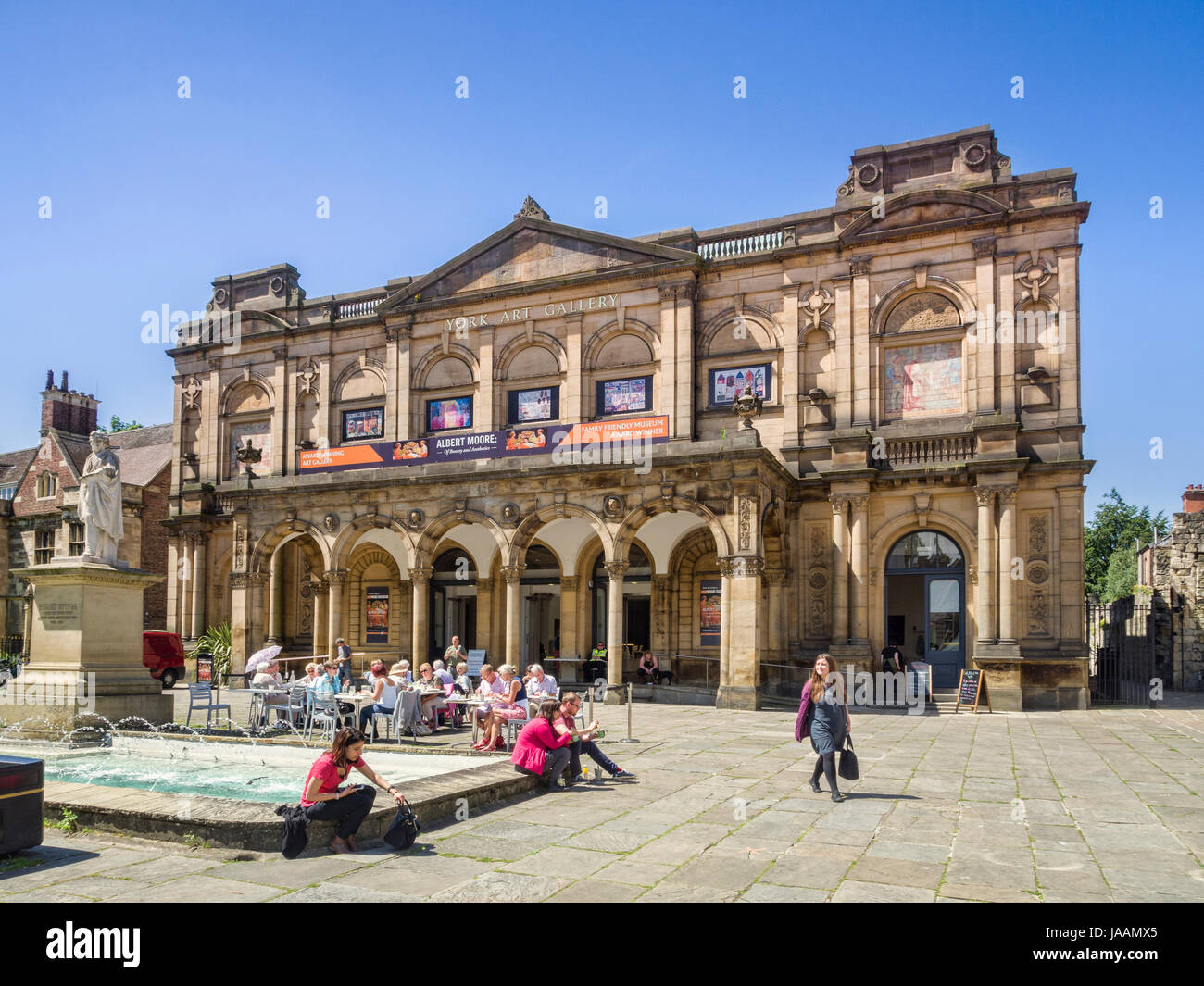 31. Mai 2017: York, North Yorkshire, England, Vereinigtes Königreich - Menschen essen draußen bei Sonnenschein auf dem Vorplatz der York Art Gallery auf einem sonnigen... Stockfoto