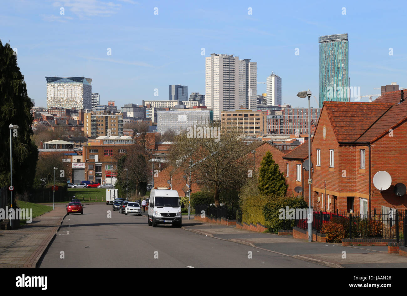 Blick auf die innere Stadt.  Angelina-Straße, Highgate, Birmingham, UK, im März 2017.  Die Skyline von Birmingham Stadtzentrum ist im Hintergrund sichtbar. Stockfoto