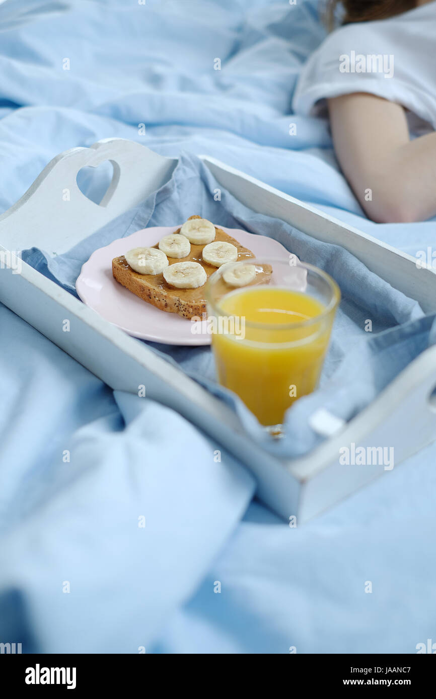 Mädchen im Bett Stockfoto