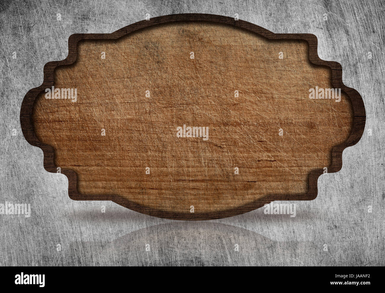 Braune Holz verziert, zerkratzte Schild mit dunklen Rahmen und Reflexion über Grunge Metall Hintergrund. Stockfoto