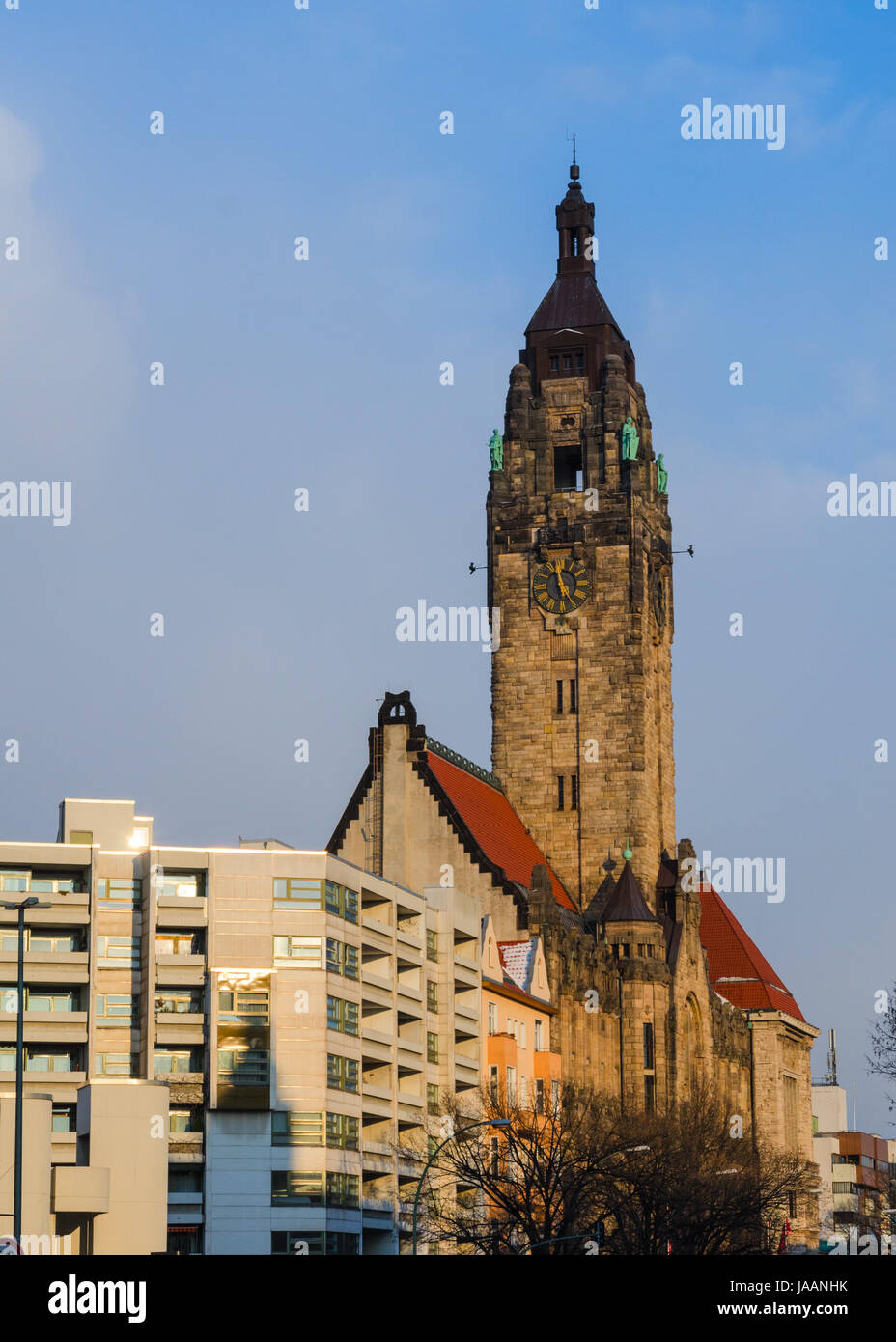 Typische Berliner Landschaft: Turm der alten Rathaus Charlottenburg über Stadtzentrum Stockfoto